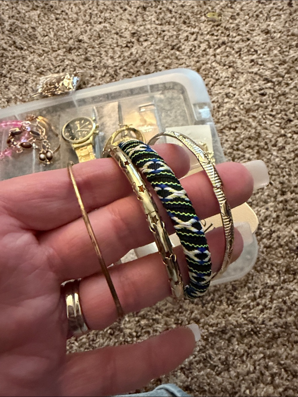 Lot of Gold Tone Jewelry - Picture 13 of 15